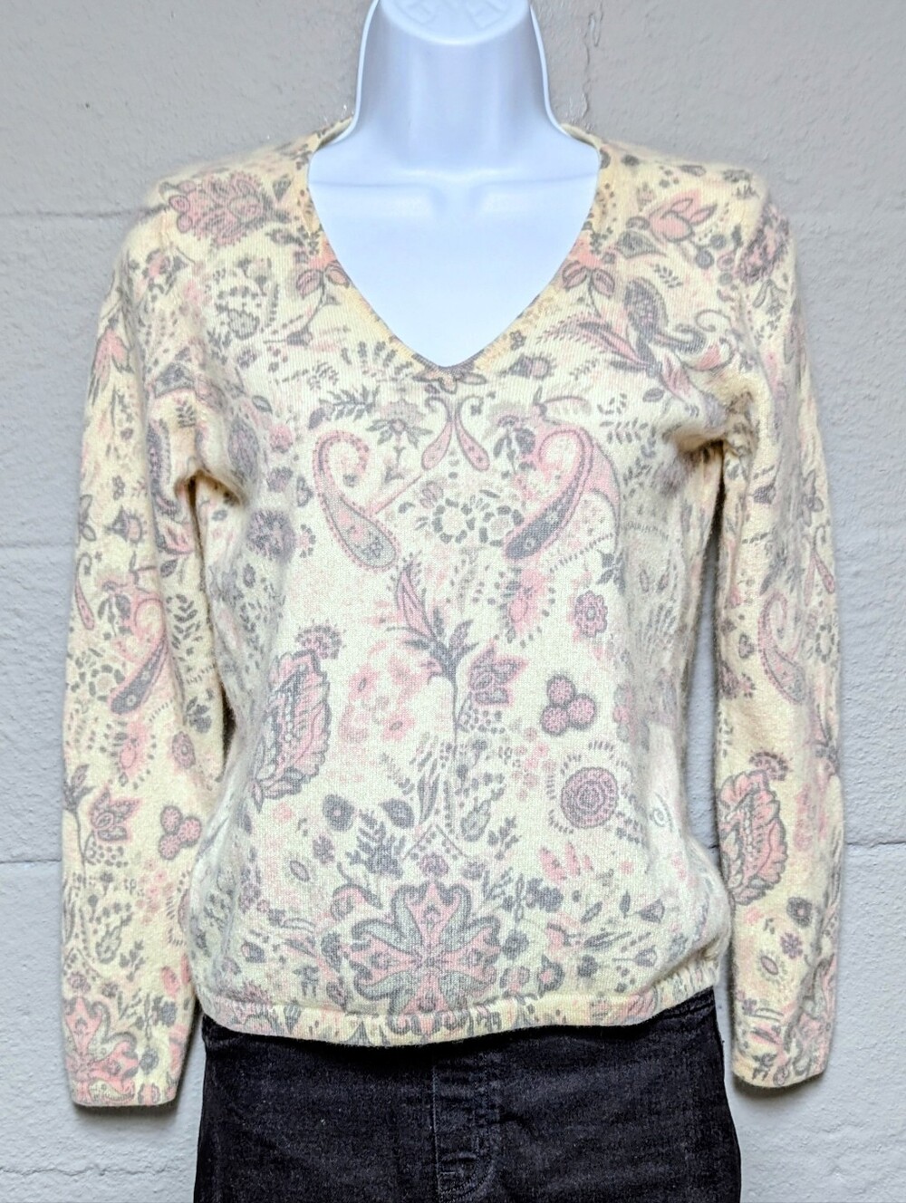 2 Ply 100% Cashmere V Neck Sweater Size S Neutral Paisley Print